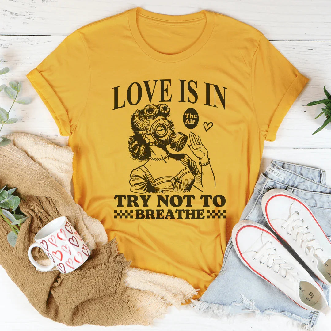 El amor está en la camiseta "Intenta no respirar"