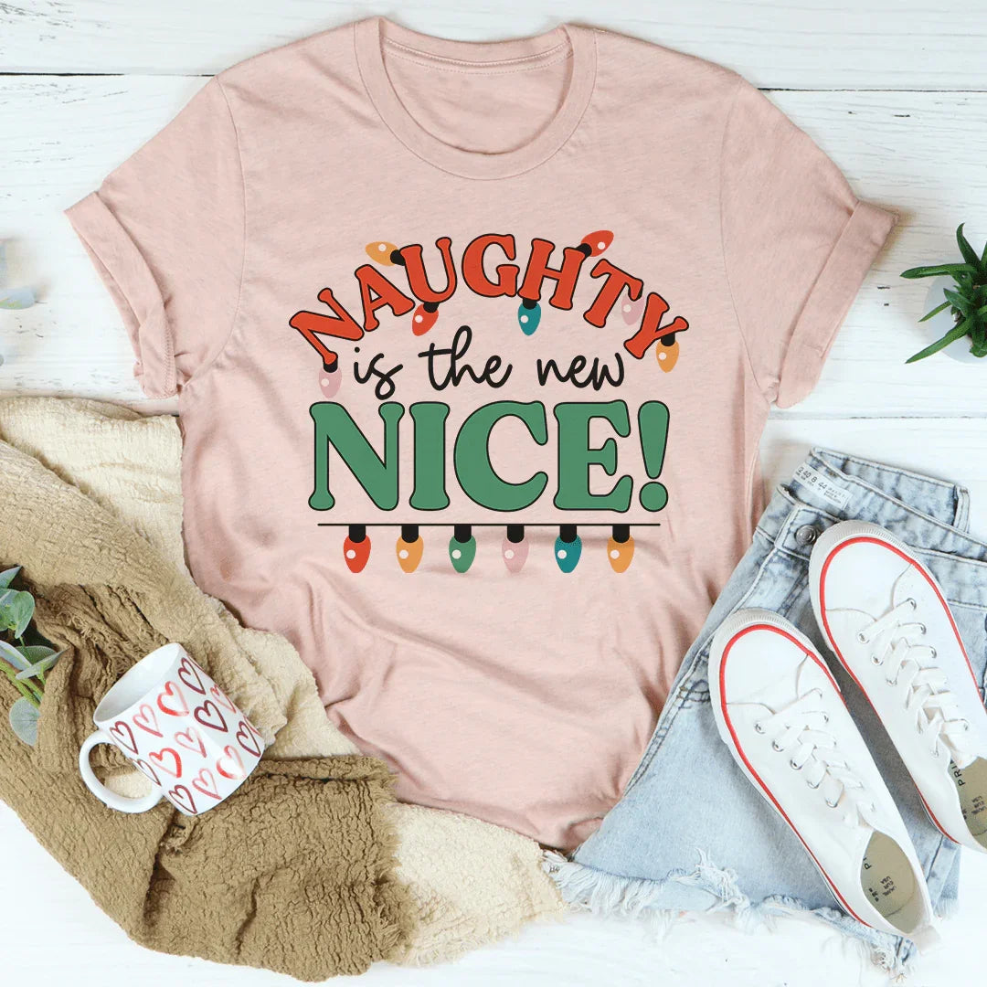 Camiseta "Lo travieso es lo nuevo bueno"