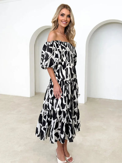Robe à volants imprimée avec smocks et épaules dénudées
