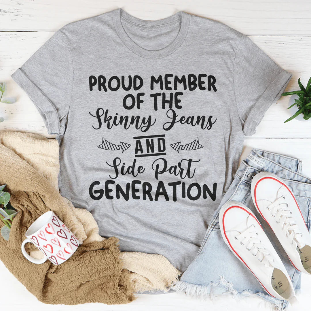 Orgulloso miembro de la generación de jeans ajustados y camisetas con raya al lado