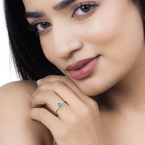 Anillo de Compromiso de Esmeralda Zambiana de 0.55 Quilates y Diamante Blanco en Oro de 14K