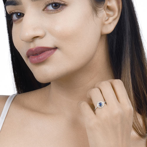 Anillo de Compromiso de Zafiro Azul y Diamante de 0.72 Quilates en Oro Blanco de 14K