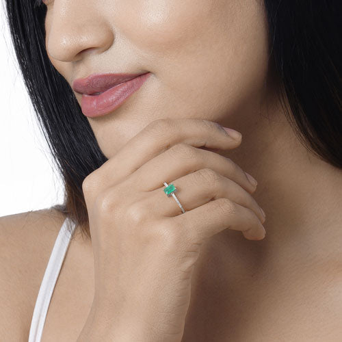 Bague de fiançailles en or blanc 14K avec émeraude zambienne de 0,67 carat et diamants