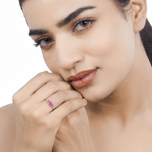 Anillo de Compromiso de Rubí y Diamante de 0.61 Quilates en Oro Blanco de 14K