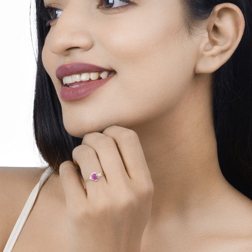 Anillo de Compromiso de Rubí y Diamante de 0.59 Quilates en Oro Amarillo de 14K