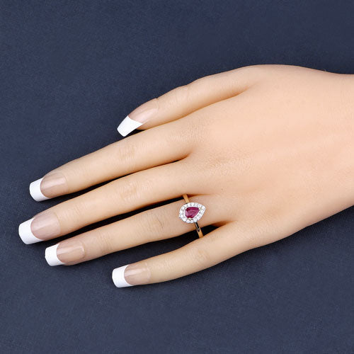 Anillo de Compromiso de Rubí y Diamante de 0.92 Quilates en Oro Blanco de 14K
