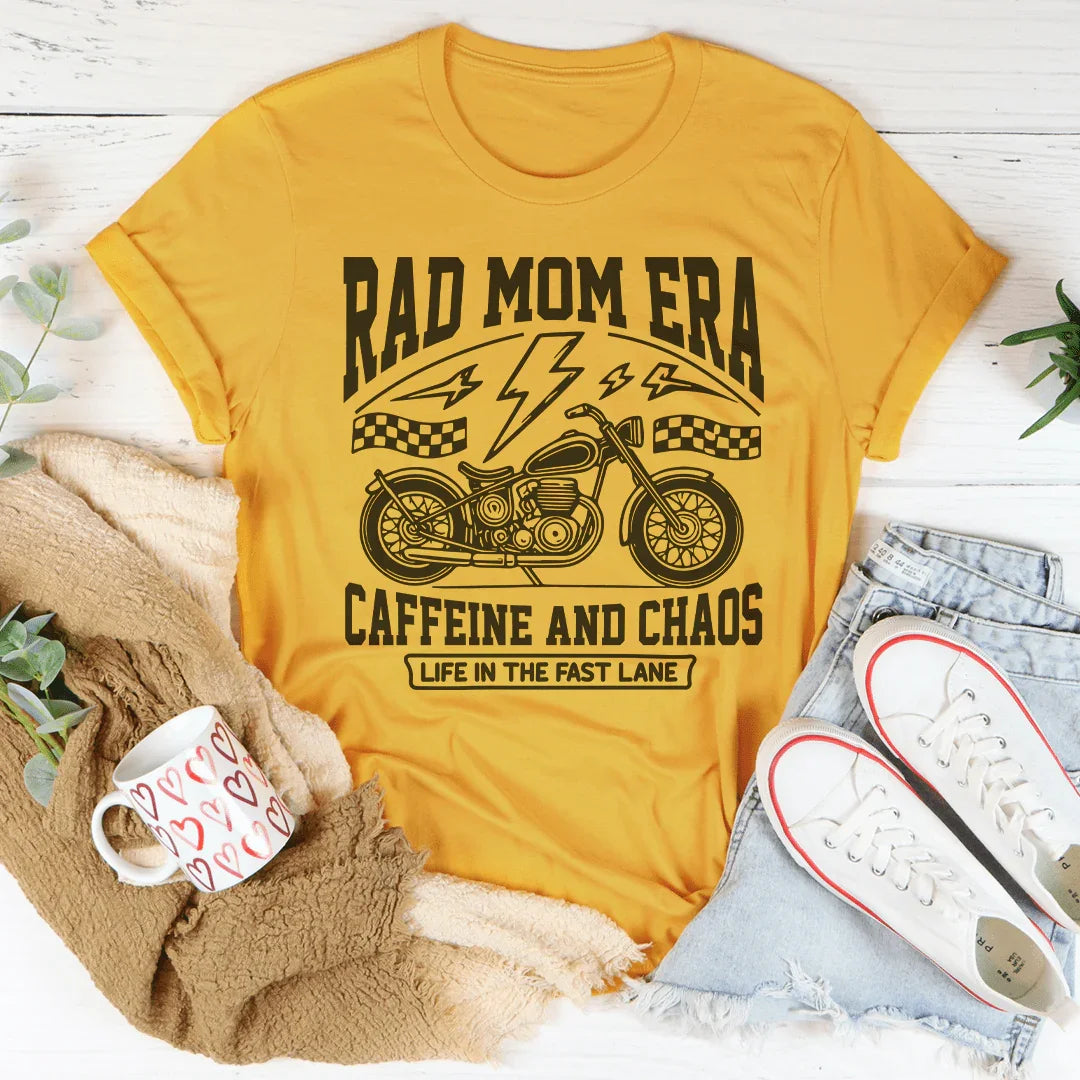 Camiseta de cafeína y caos de la era de Rad Mom