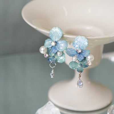 Boucles d'oreilles en hortensia bleu réel avec perle et goutte de cristal