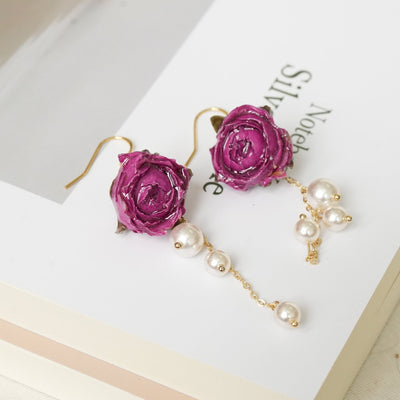 Boucles d'oreilles en rose réelle avec chaîne de perles - Bourgeon rouge et fleur violette
