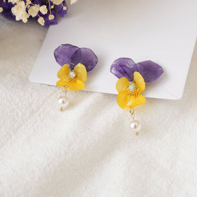 Boucles d'oreilles en pensée viola réelle avec perle - Le jardin chantant
