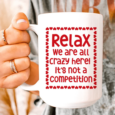 Relájate, aquí todos estamos locos, taza de cerámica de 15 oz