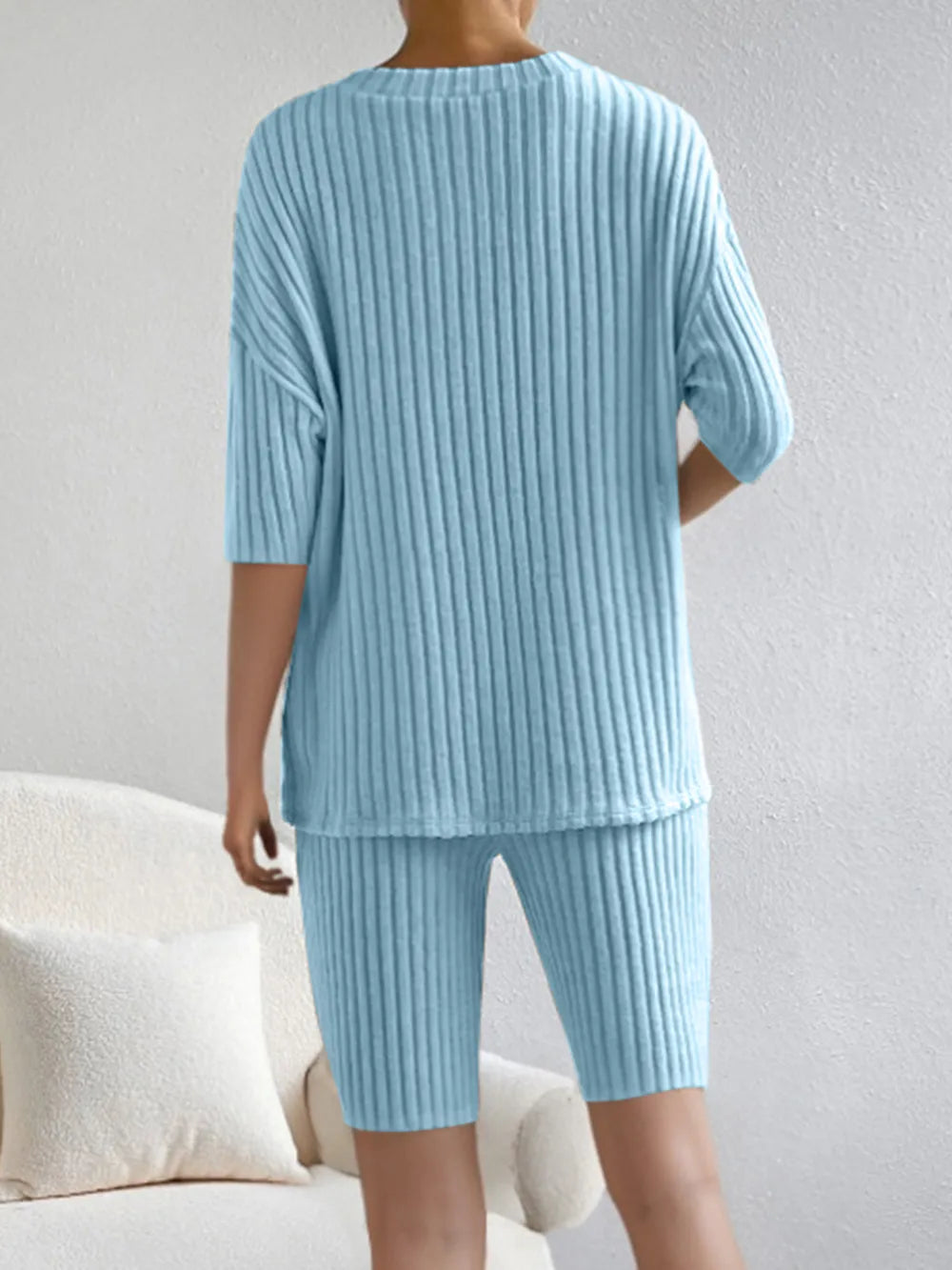Ensemble haut à col en V côtelé et shorts
