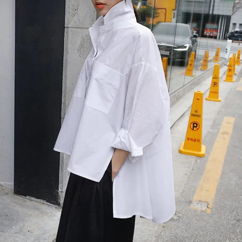 Camisa Blanca de Mujer de Corte Suelto y Manga Larga Irregular