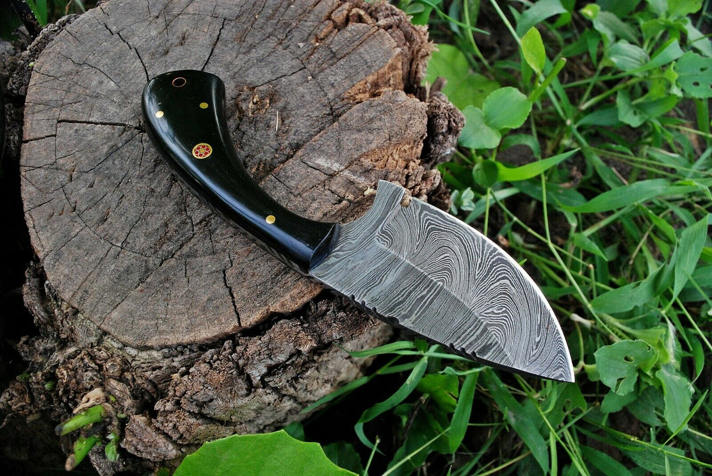 Premium Handmade Damascus Steel Skinning Knife for Outdoor Enthusiasts - Korvel