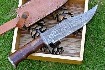 Wilderness Guardian: Premium Damascus Steel Bowie Knife with Rosewood Handle & Leather Sheath - Korvel