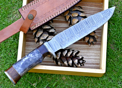 Wilderness Explorer: Premium Damascus Steel Bowie Knife with Elegant Handle and Leather Sheath - Korvel