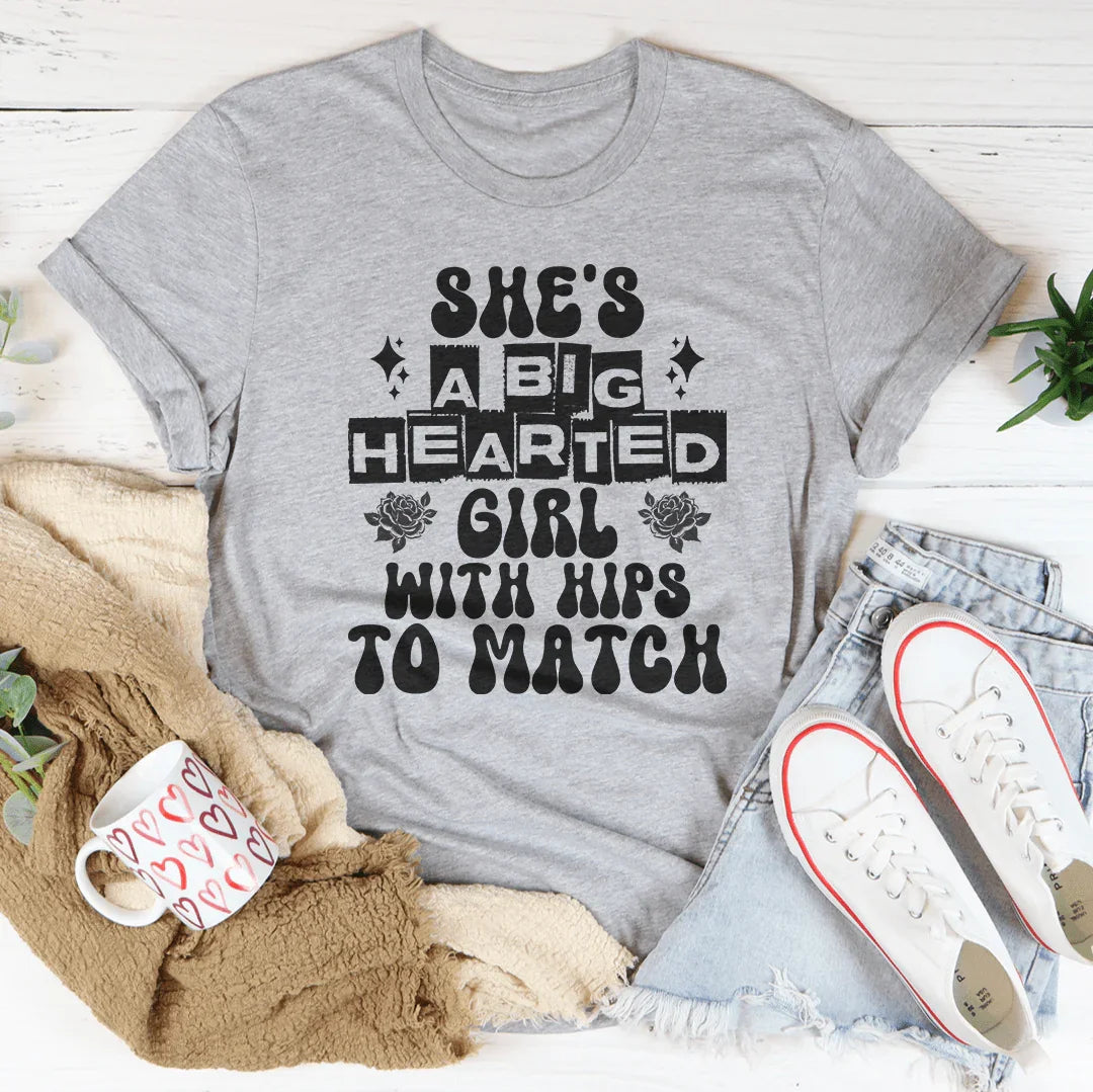 Ella es una chica de gran corazón con caderas a juego con Tee.