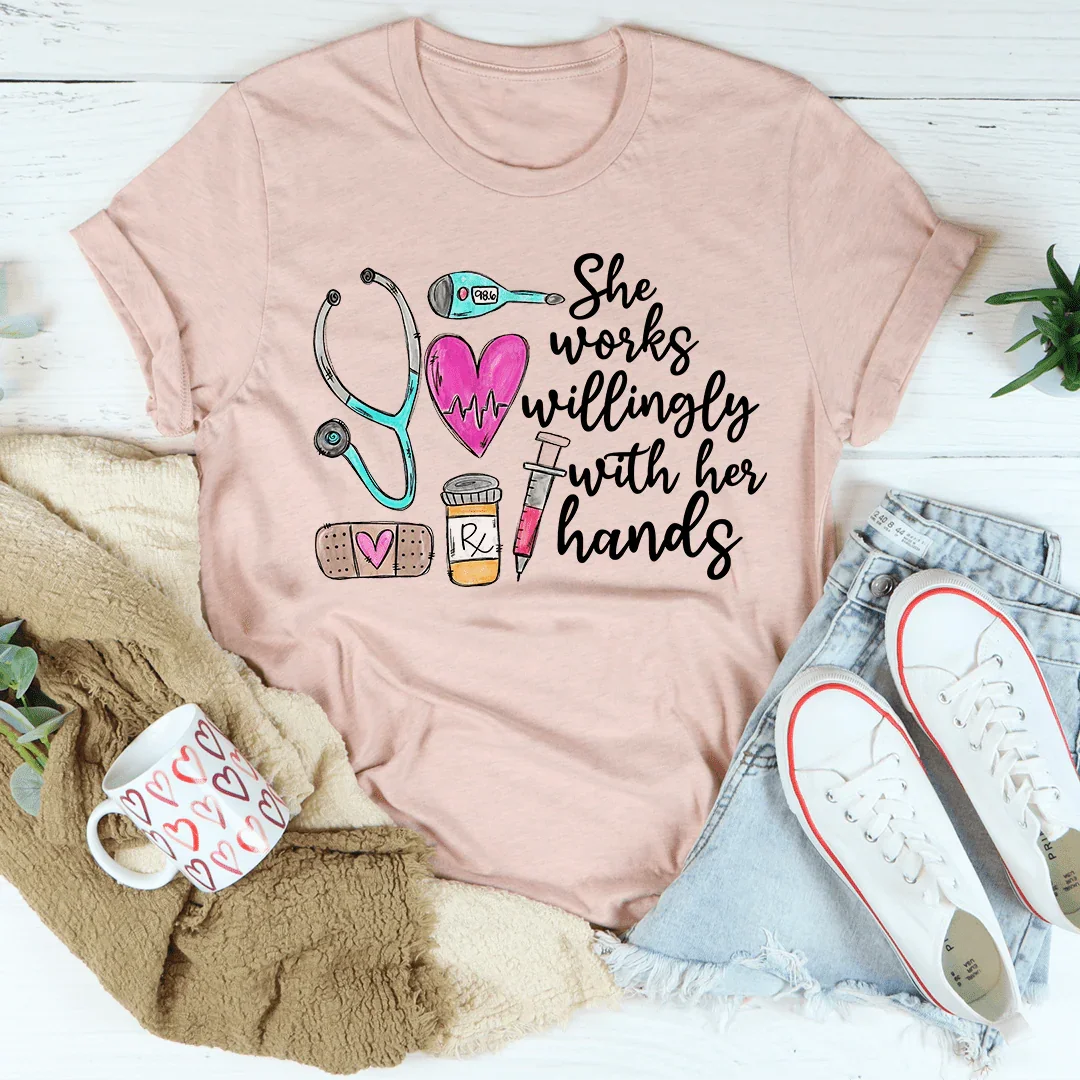 Ella trabaja voluntariamente con sus manos Tee