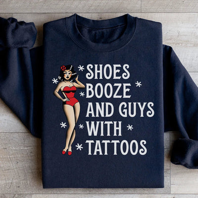 Sudadera con zapatos, alcohol y chicos con tatuajes