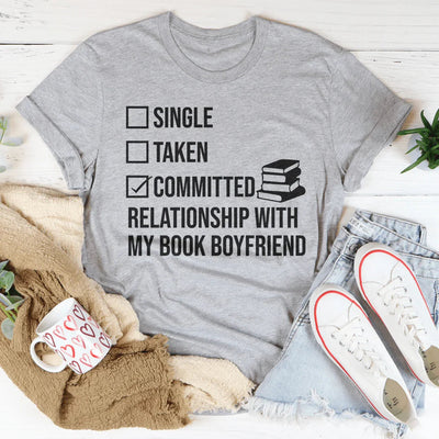 Camiseta de una sola mujer con una relación comprometida con su novio lector
