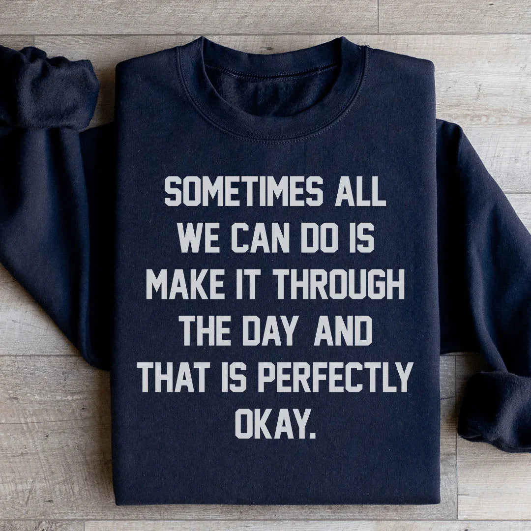 A veces, todo lo que podemos hacer es superar el día. Sudadera