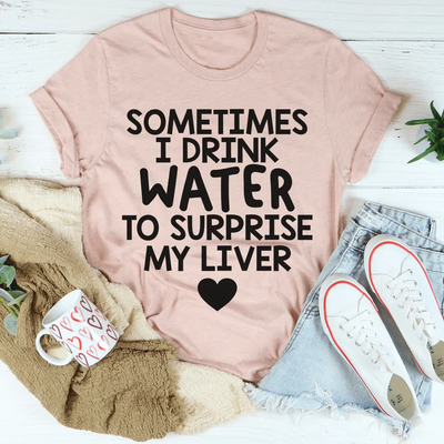 A veces bebo agua para sorprender a mi hígado.