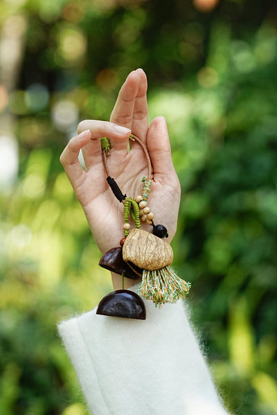 La Campana del Bosque - Encanto de Bolsa Hecho a Mano con Cáscara de Nuez y Borlas