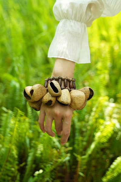 El Ritmo del Bosque - Pulsera de Sonajero de Cáscara de Semilla Natural