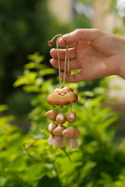 La Nube Feliz - Móvil de Madera Hecho a Mano con Sonrisa y Semillas Naturales