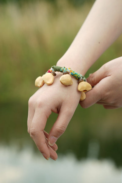 El Pistacho Feliz - Pulsera de Concha Natural Trenzada a Mano