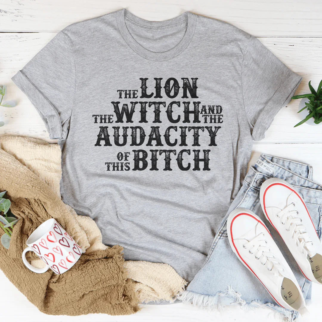La camiseta The Lion The Witch & The Audacity Of This B