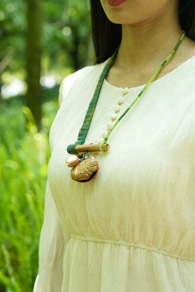 La Rama Musgosa - Collar con Correa de Tela Verde y Barra de Madera