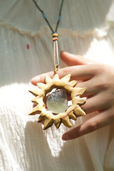 El Cristal Solar - Colgante de Madera Tallada a Mano con Piedra Preciosa