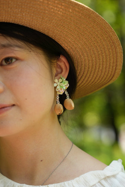 Les Boucles d'Oreilles Pendentives - Fleurs Pastel et Graine Naturelle