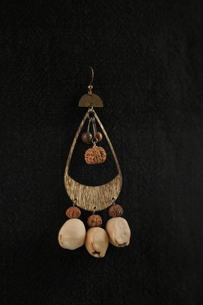 L'Écho Tribal - Boucles d'oreilles en bronze martelé asymétriques et graines naturelles