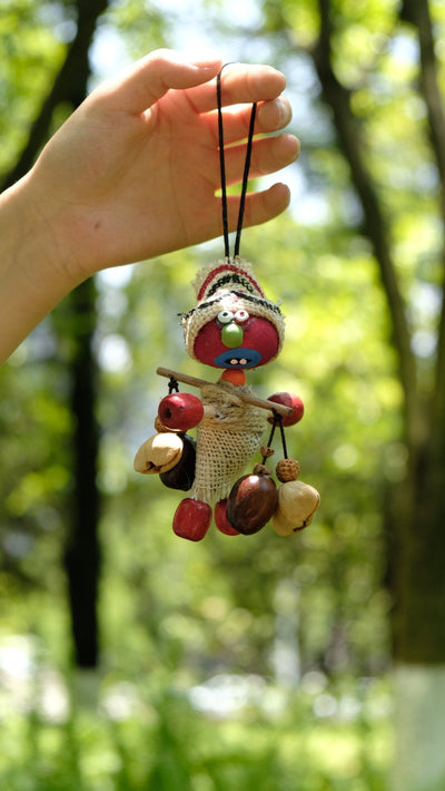 El Nómada Tribal - Encanto de Muñeca de Yute y Madera Roja Hecho a Mano