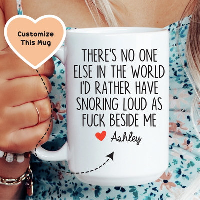 No hay nadie más en el mundo que prefiera tener roncando fuerte a mi lado. Taza personalizada