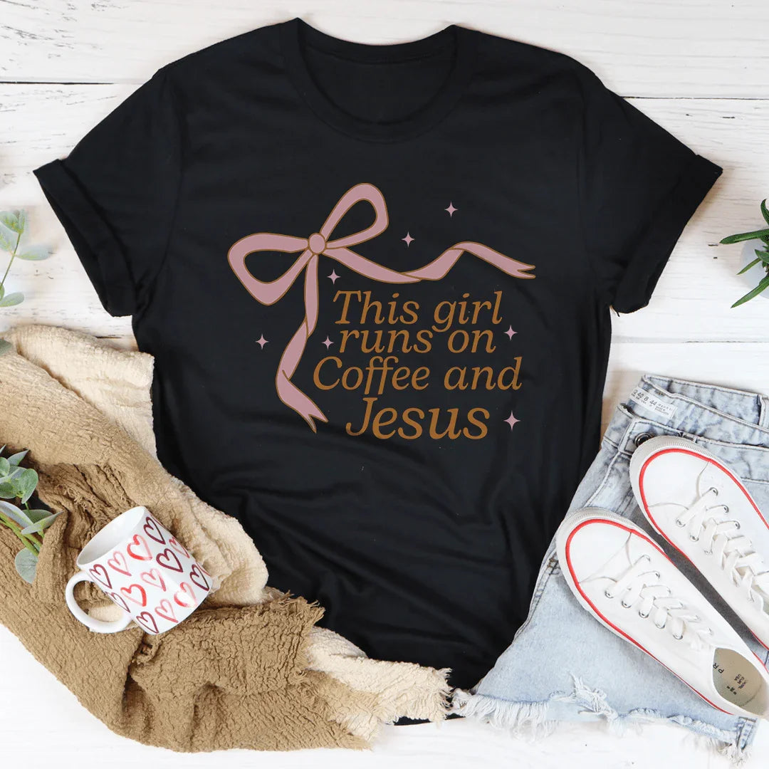 Esta chica vive de café y Jesús camiseta