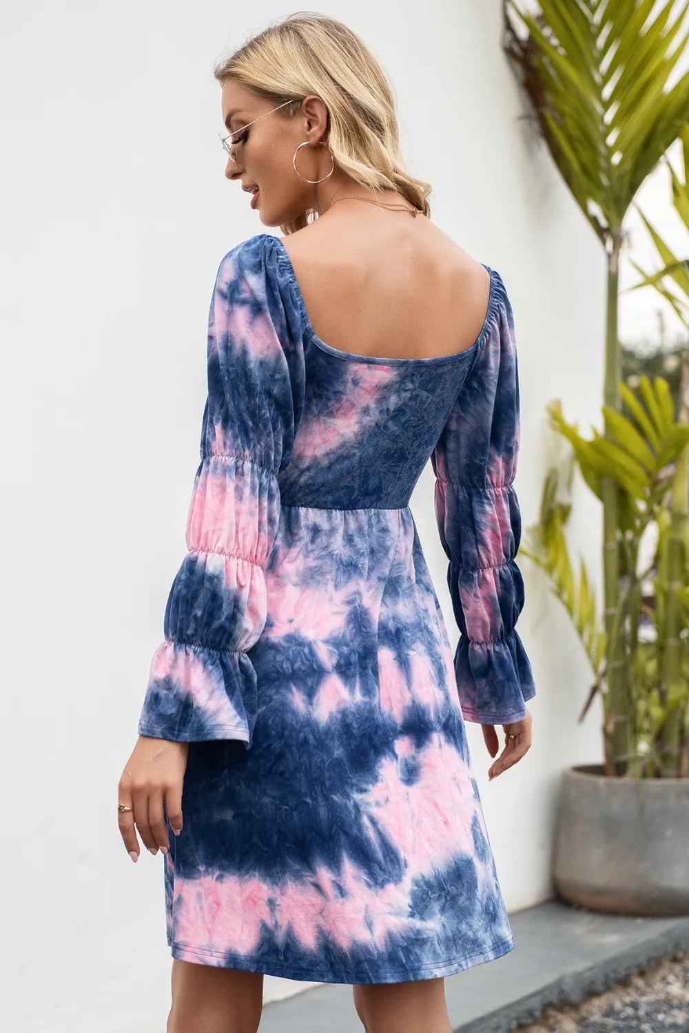 Robe à manches évasées à encolure carrée tie-dye