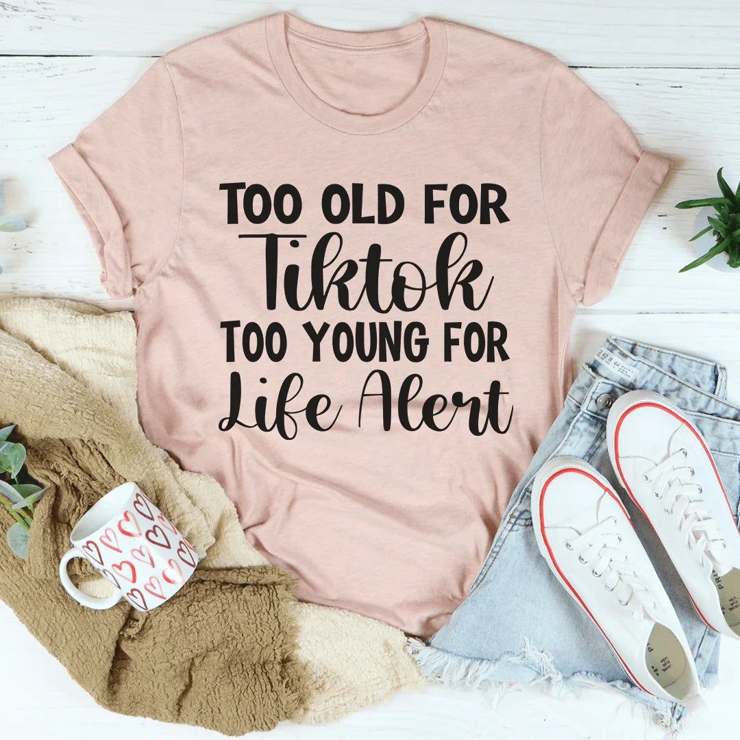 Camiseta de alerta "Demasiado mayor para TikTok, demasiado joven para la vida"