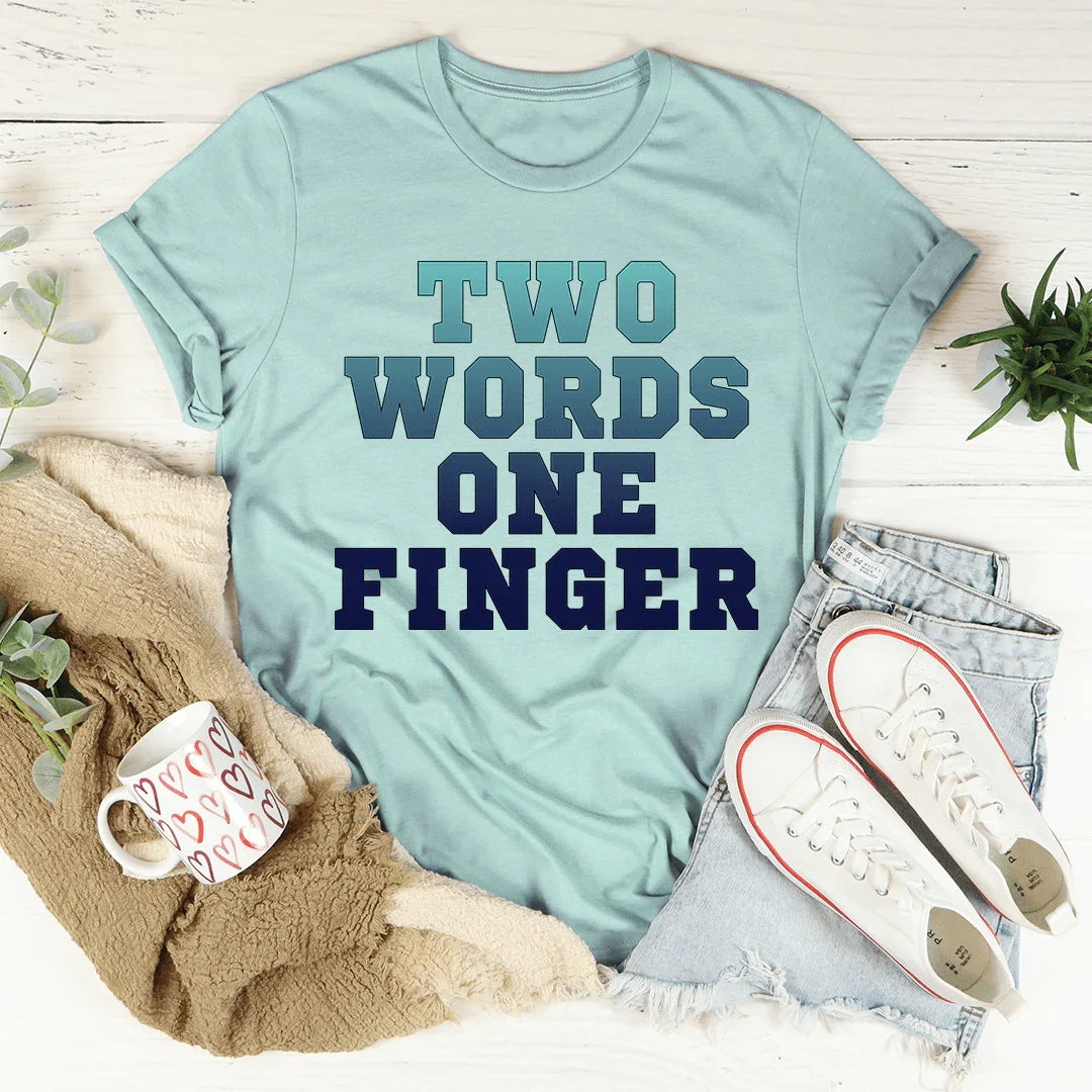 Camiseta de dos palabras y un dedo