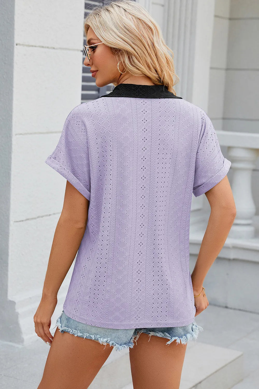 Camiseta suelta de manga corta con cuello en V y contraste para mujeres