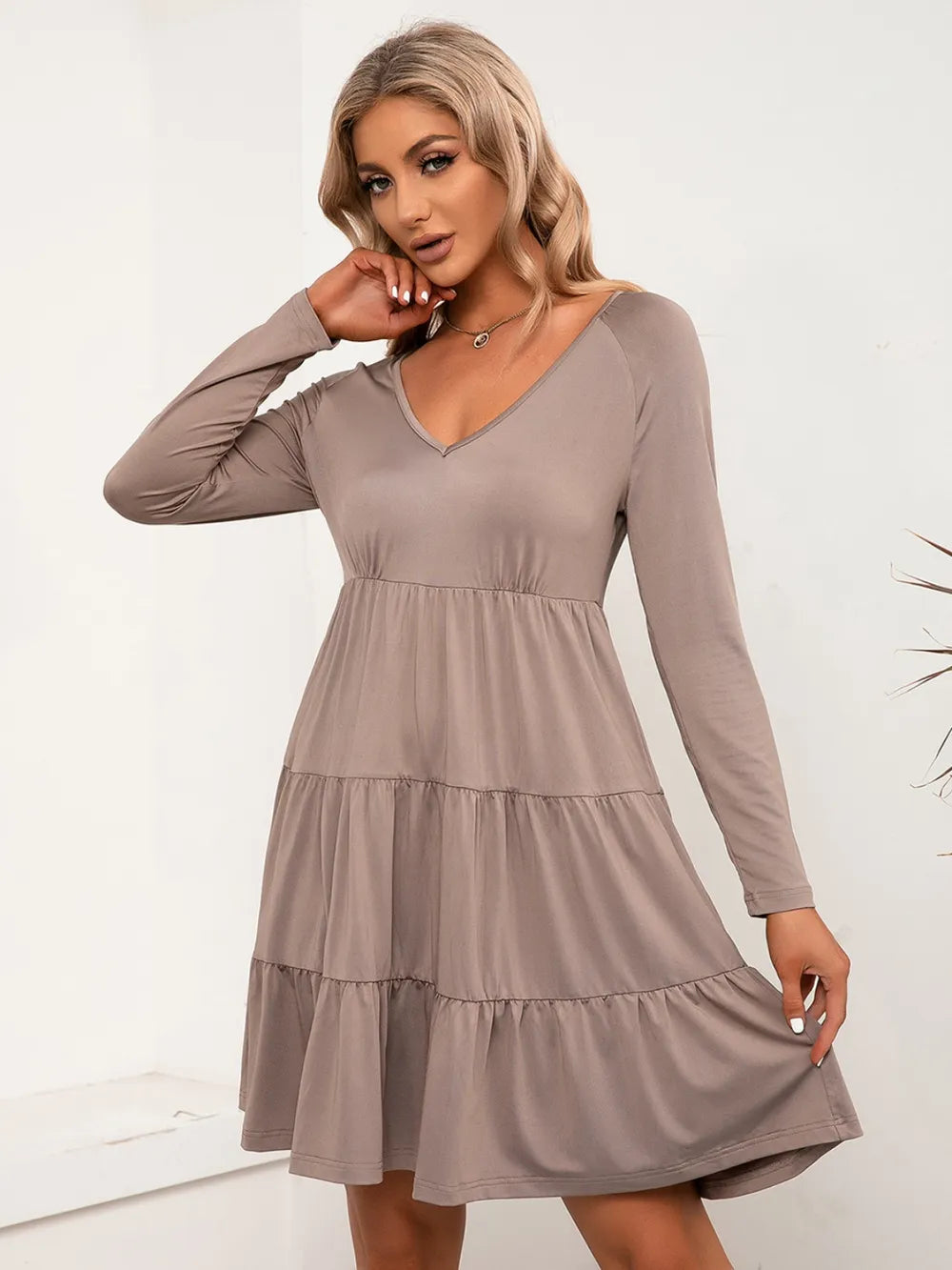 Robe à manches longues à col en V avec volants