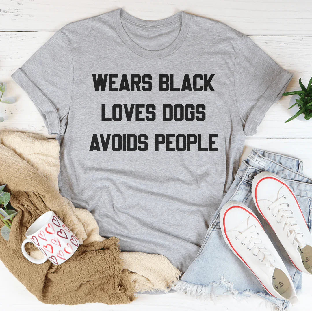 Camiseta "Viste de negro, ama a los perros y evita a la gente".