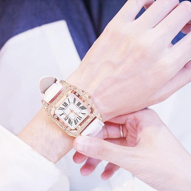 Montre en diamant élégante pour femmes avec cadran carré et bracelet en cuir