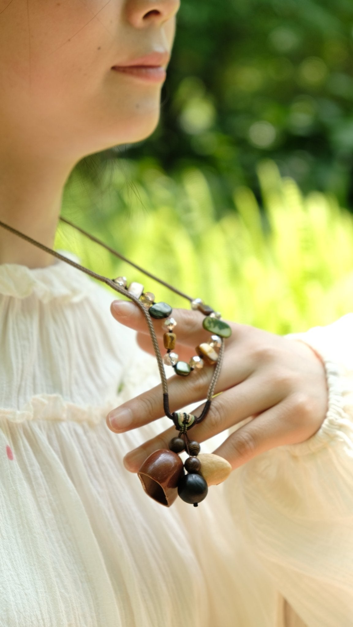 La Joya Terrenal - Collar de Colgante de Semilla Natural