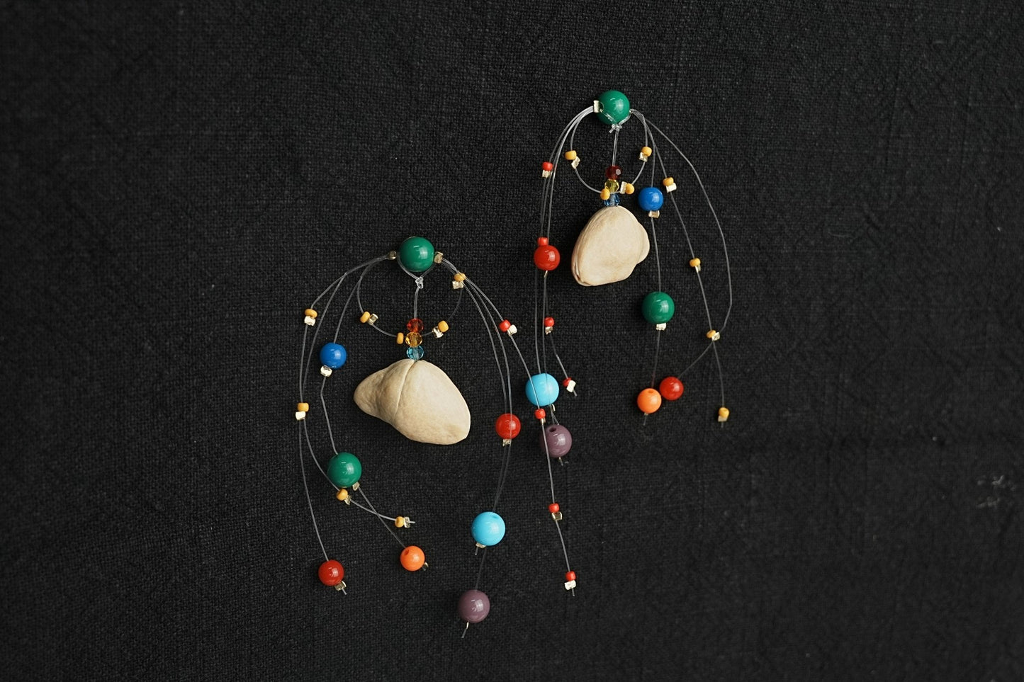Le Carnaval Flottant - Boucles d'oreilles en perles colorées et graines naturelles