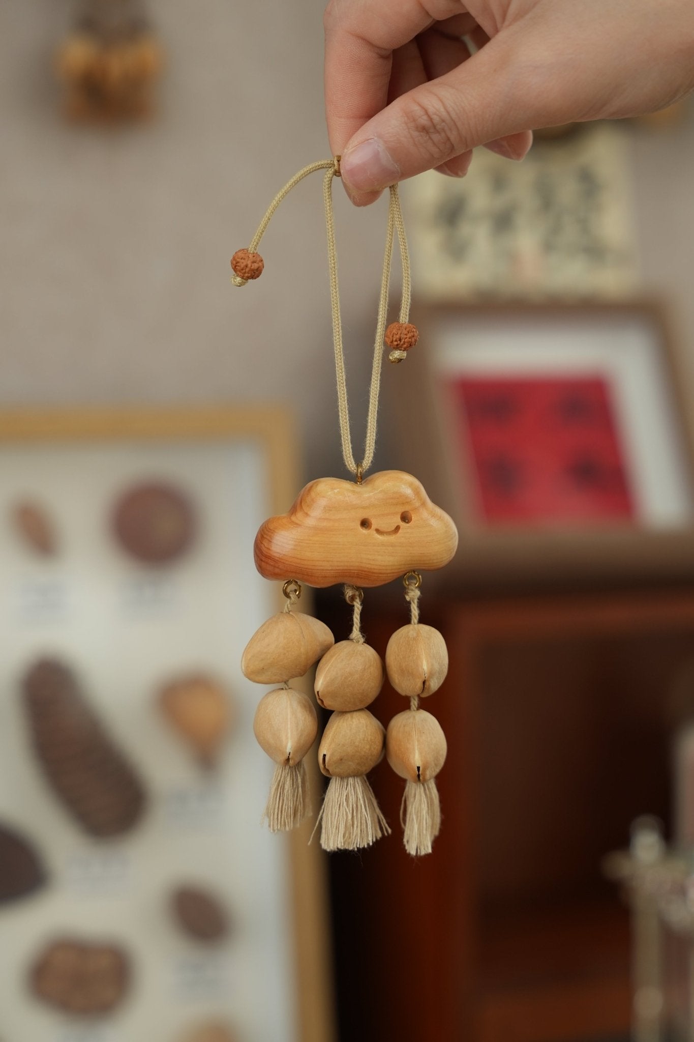 La Nube Feliz - Móvil de Madera Hecho a Mano con Sonrisa y Semillas Naturales