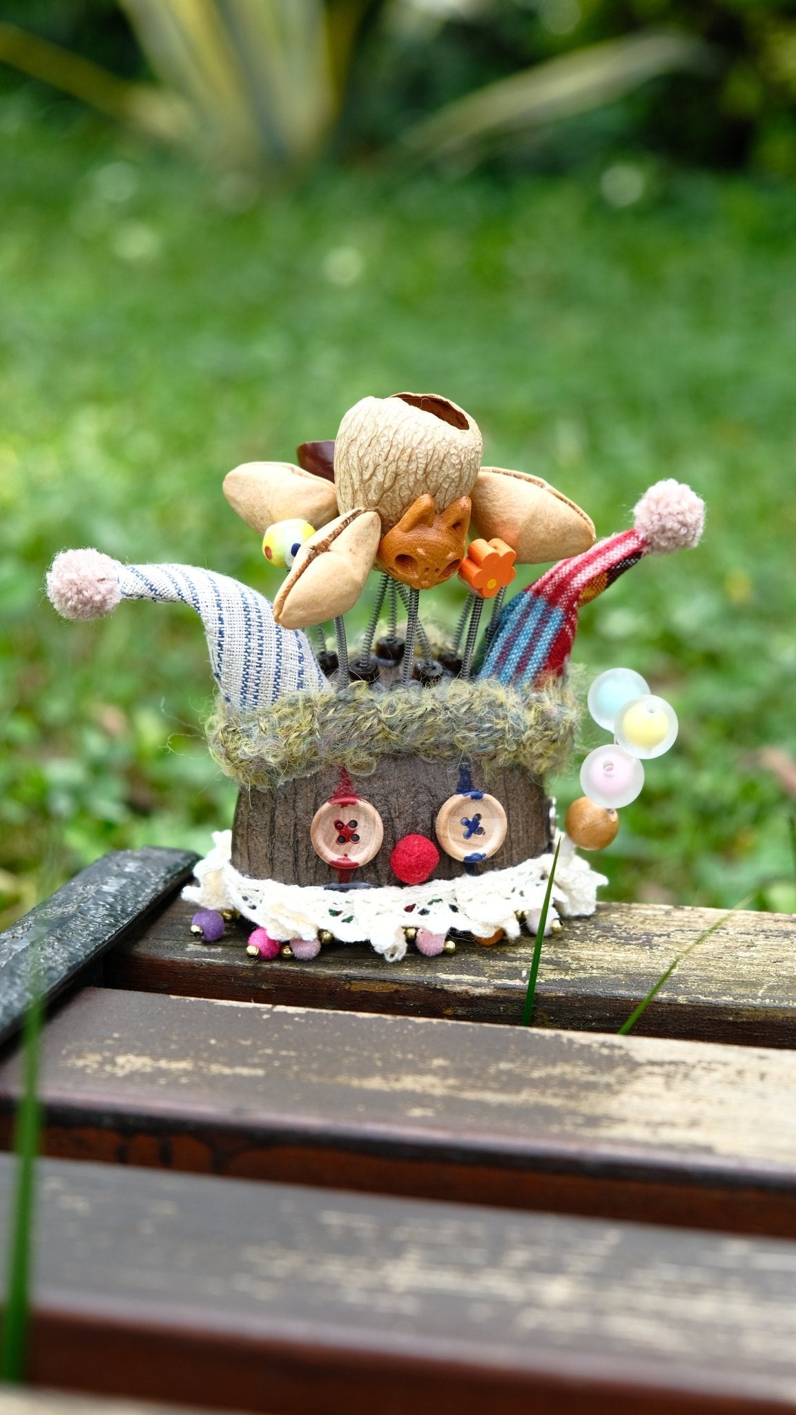 El Jester Feliz - Muñeco de Payaso de Cáscara de Nuez con Globos y Máscara de Zorro