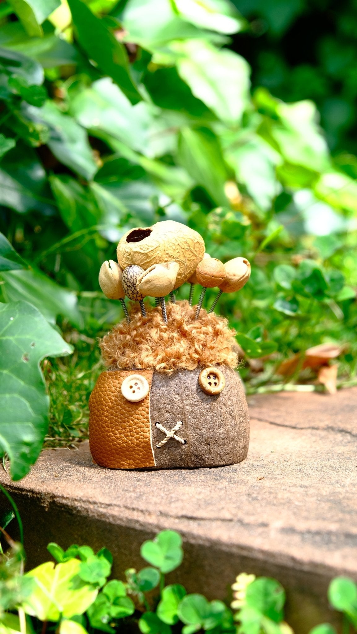 Le Scarecrow en Patchwork - Poupée en Coquille de Noix aux Yeux en Bouton